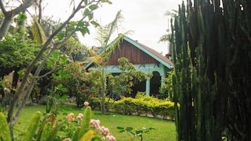 Suite, 1 King Bed, Air conditioning, Garden View | Property grounds