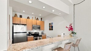 Coffee/tea maker, fridge, microwave, oven - Wailea Blue Golf Course Condo-Walk to Shops, Beach (Wailea-Makena)