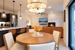 Dining - River West Rivers And Roads Condo: Mountain Views, Shared Hot Tubs (Slverthorne)