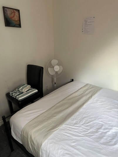 Comfortable & Cozy Private Room in a Shared House (Room1)