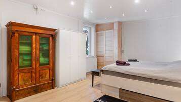 Ein Schlafzimmer mit Bett, Kleiderschrank und Fenster.