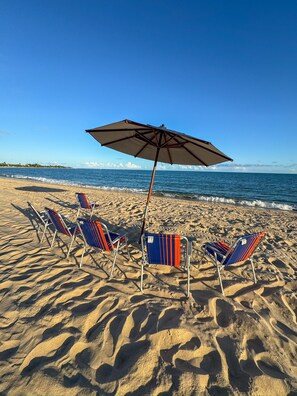 A beach with several sun loungers and a beach umbrella. - Beachfront house in Serrambi - Porto de Galinhas (Ipojuca)