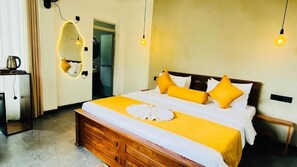 Habitación de hotel con cama, mesitas de noche, un espejo y una lámpara de pared.