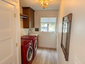 A laundry room with a washing machine, a sink, and a window. - Spacious 2-bedroom + office home in beautiful Idaho Falls-30 day minimum (Idaho Falls)