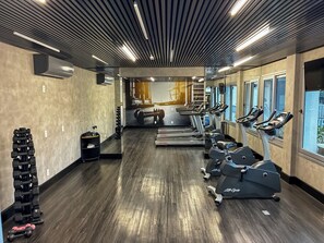 A gym with treadmills, elliptical machines, and free weights. - Be Urban (São Paulo)