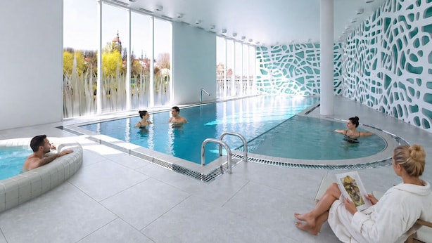 Ein Innenpool mit freiem Blick nach außen, modernes Design mit einer Wand mit Muster und ein gefliestes Schwimmbecken.