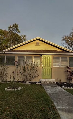 Exterior - Relaxing Coastal Getaway – Near Beach & Shops (Clearwater)