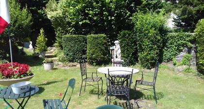 Bed and Breakfast 'Blanche De Castille' with Shared Terrace, Shared Garden and Wi-Fi