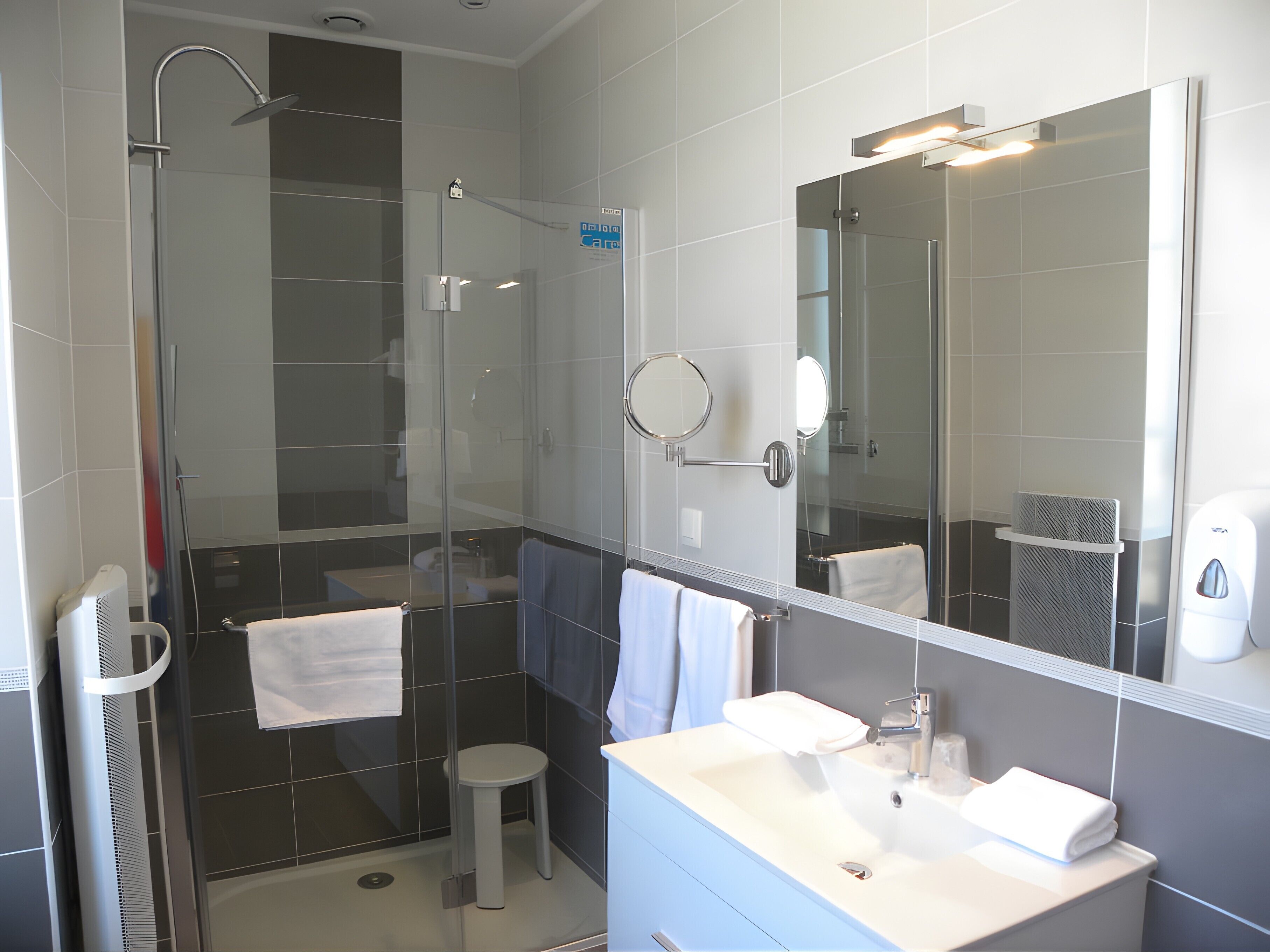 Een douche, een haardroger, handdoeken