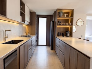 A modern kitchen with a central island, built-in cabinets, and a view to the outside. - lEPl Big & Elegant 3 Bd Apt W/Ac Near provenza (Medellín)