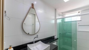 A modern bathroom with a white sink, a large mirror, and a glass shower enclosure. - Apt Sea View 300 m From the Beach Mmd0802 (Ilhéus)