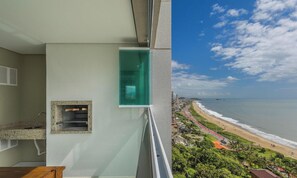 A balcony with a view of a beach and ocean. - 3-br apt w/ sea View and Barbecue Shc1601 (Picarras)