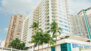 Um hotel com vários andares, varandas e um design arquitetônico moderno.