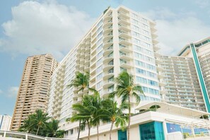 Un hotel de diverses plantes amb balcons i un disseny arquitectònic modern.