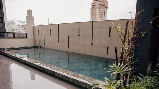 Una piscina en la azotea con vistas despejadas del paisaje urbano.