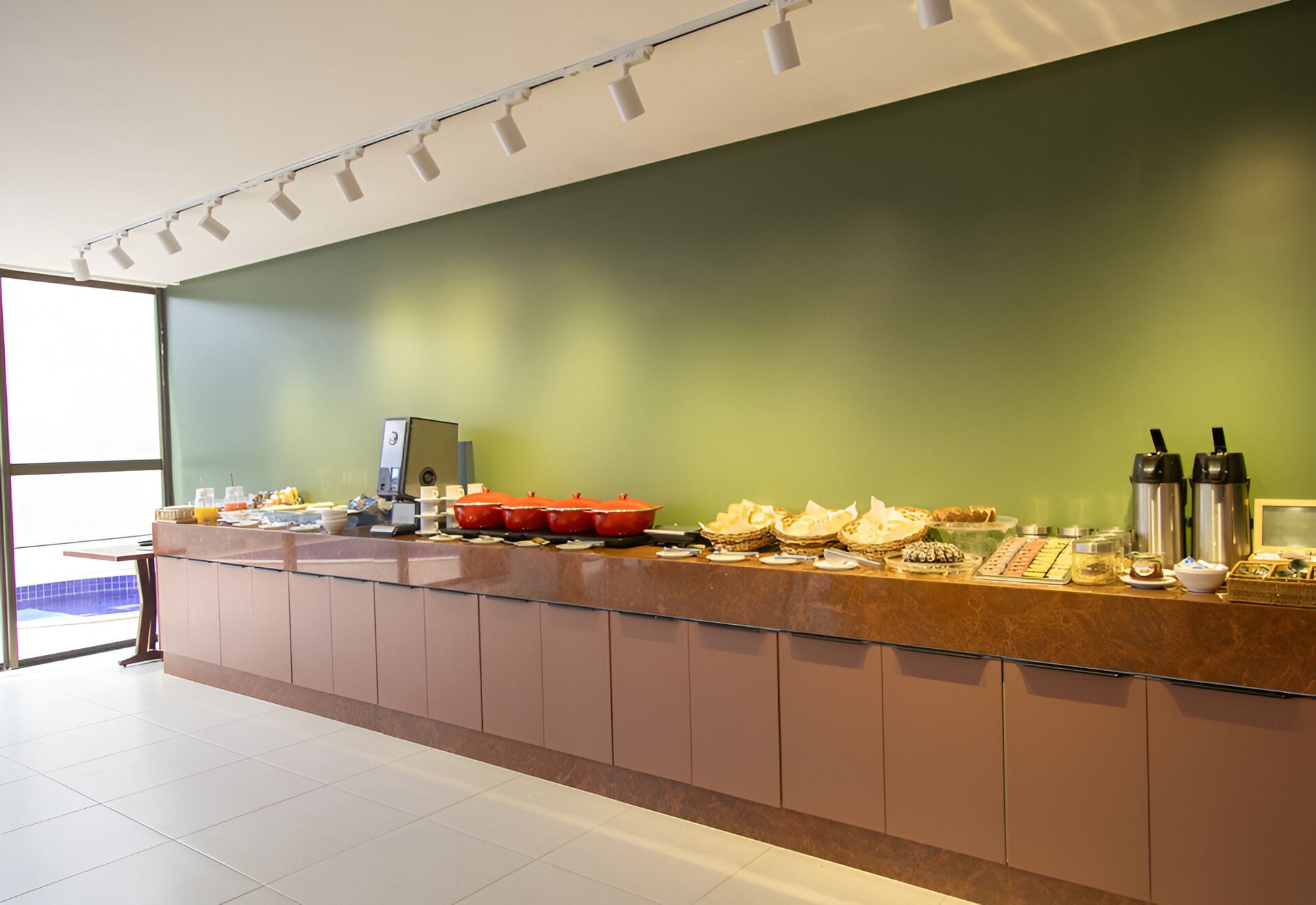 Disposição de buffet com diversos alimentos e acompanhamentos.