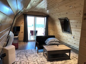 Living area - Glacier Aurora - Stargazing Wonder overlooking the Forest and the East Rockies (Babb)