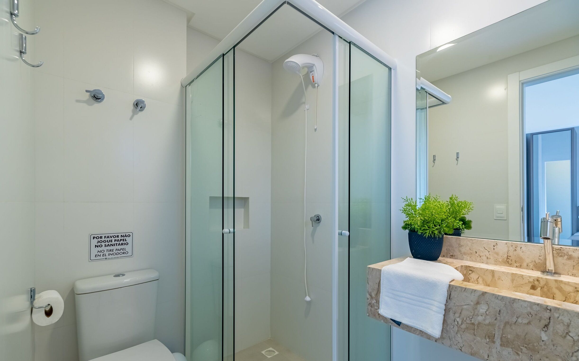 Basic Studio | Bathroom | Shower