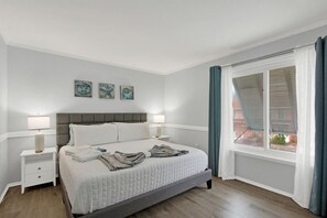 Master bedroom - Bay Breeze Retreat - 1BR, 2 Outdoor Pools & Tennis (St. Petersburg)