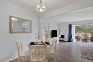 Dinning area - Bay Breeze Retreat - 1BR, 2 Outdoor Pools & Tennis (St. Petersburg)