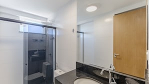 A modern bathroom with a glass-enclosed shower, a sink, and a mirror. - Apt With Balcony and sea View in Ilheus - Mmd0503 (Ilhéus)