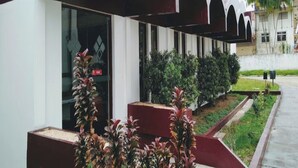 Ein Gebäude mit modernem architektonischen Design, das eine Reihe von Bögen und einen überdachten Gang zeigt.