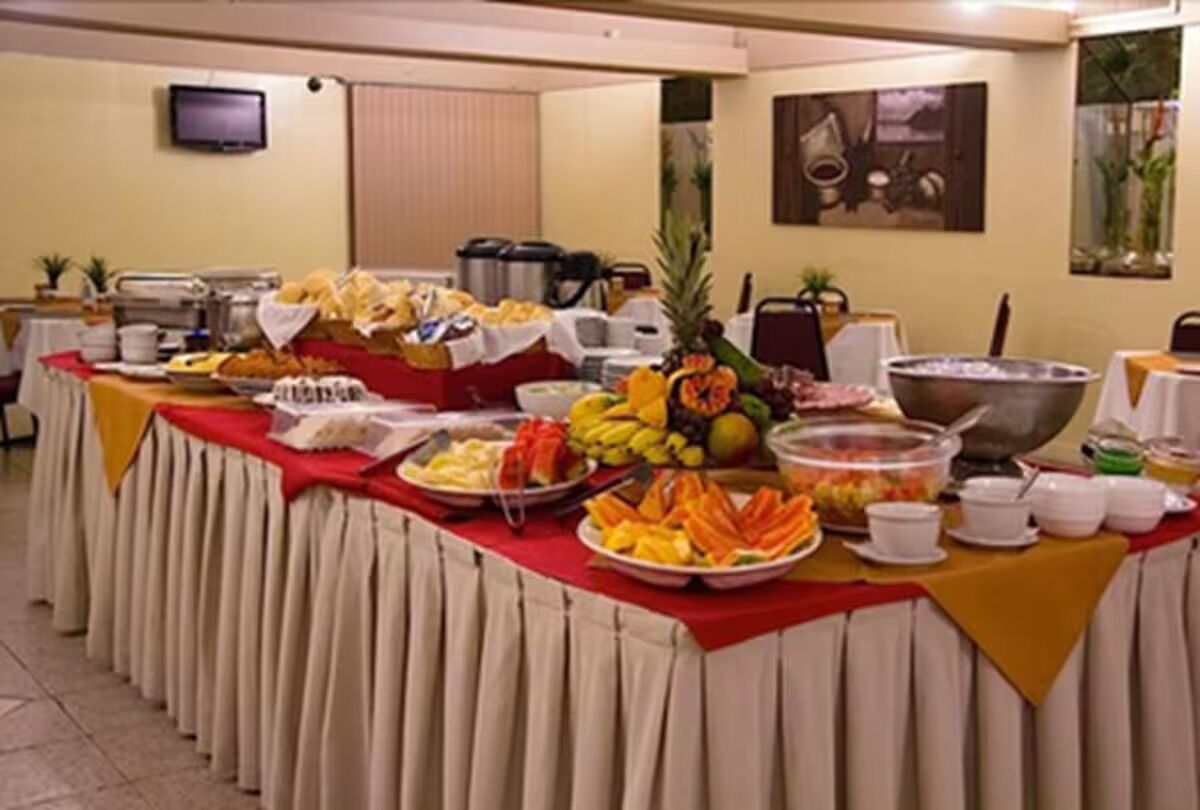 Ein reichhaltiges Buffet mit verschiedenen Speisen und einem großen Topf, vermutlich zum Kochen oder Warmhalten.