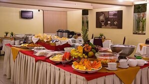 Un dispositiu de menjar a gran escala amb diferents aliments i una olla gran, probablement per cuinar o escalfar el menjar.