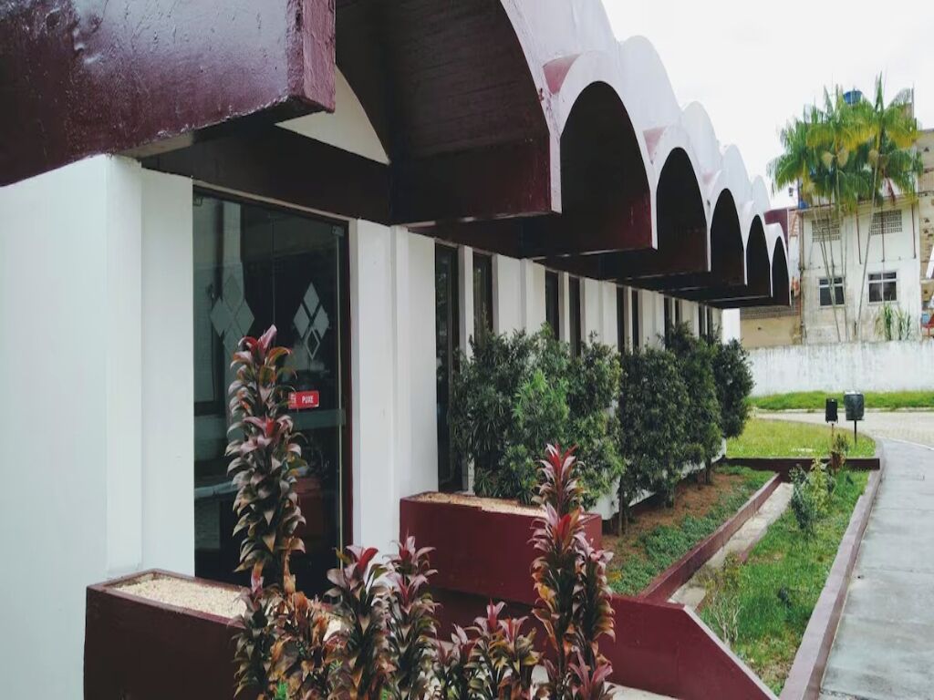 Ein Gebäude mit modernem architektonischen Design, das eine Reihe von Bögen und einen überdachten Gang zeigt.