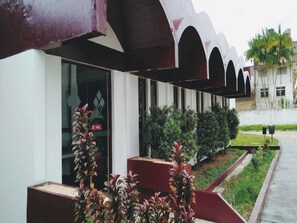 A building with a modern architectural design, featuring a series of arches and a covered walkway. - Calm, Relaxing Space w/ Outdoor Pool Access - Perfect for Couples to Unwind (Pará)