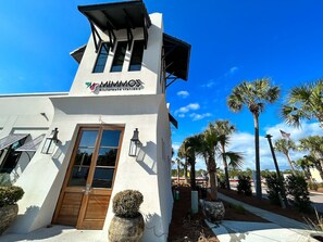 A modern building with a sign reading "MIMAMOS Restaurant Italiano". - Lucky Snapper - 30A Coastal Retreat with 6-Seater Golf Cart (Santa Rosa Beach)