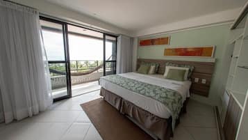 Quarto com cama, janela grande e vista para o exterior.