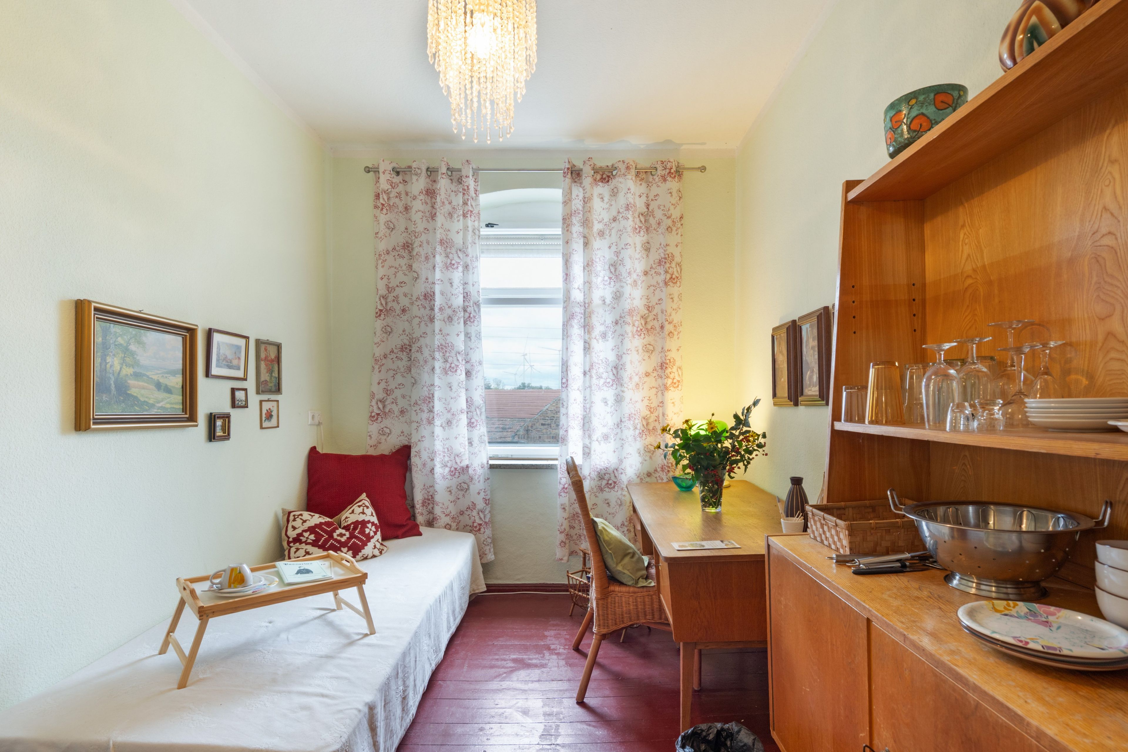 Una sala de estar acogedora con un sofá, una mesa de comedor y una cocina equipada.