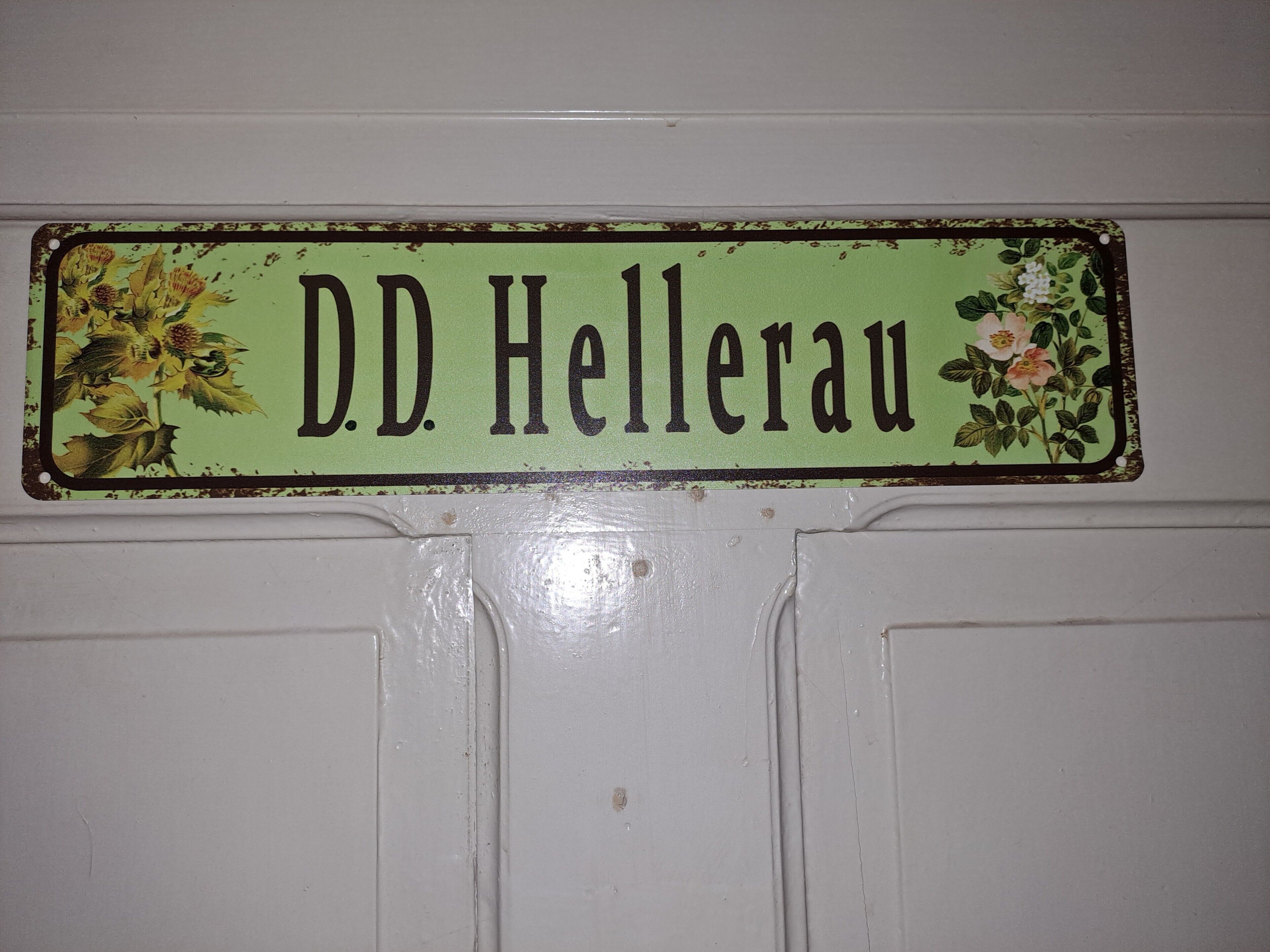 A nameplate with the text 'D.D. Hellerau' on a white door.