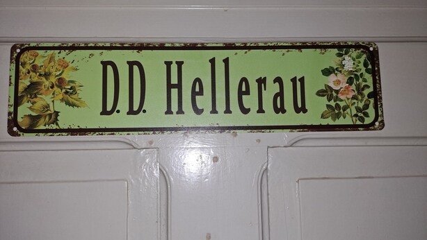 A nameplate with the text 'D.D. Hellerau' on a white door. - Apartment ',,Dresden Hellerau,,' with Shared Terrace, Private Garden and Wi-Fi (Forst (Lausitz))