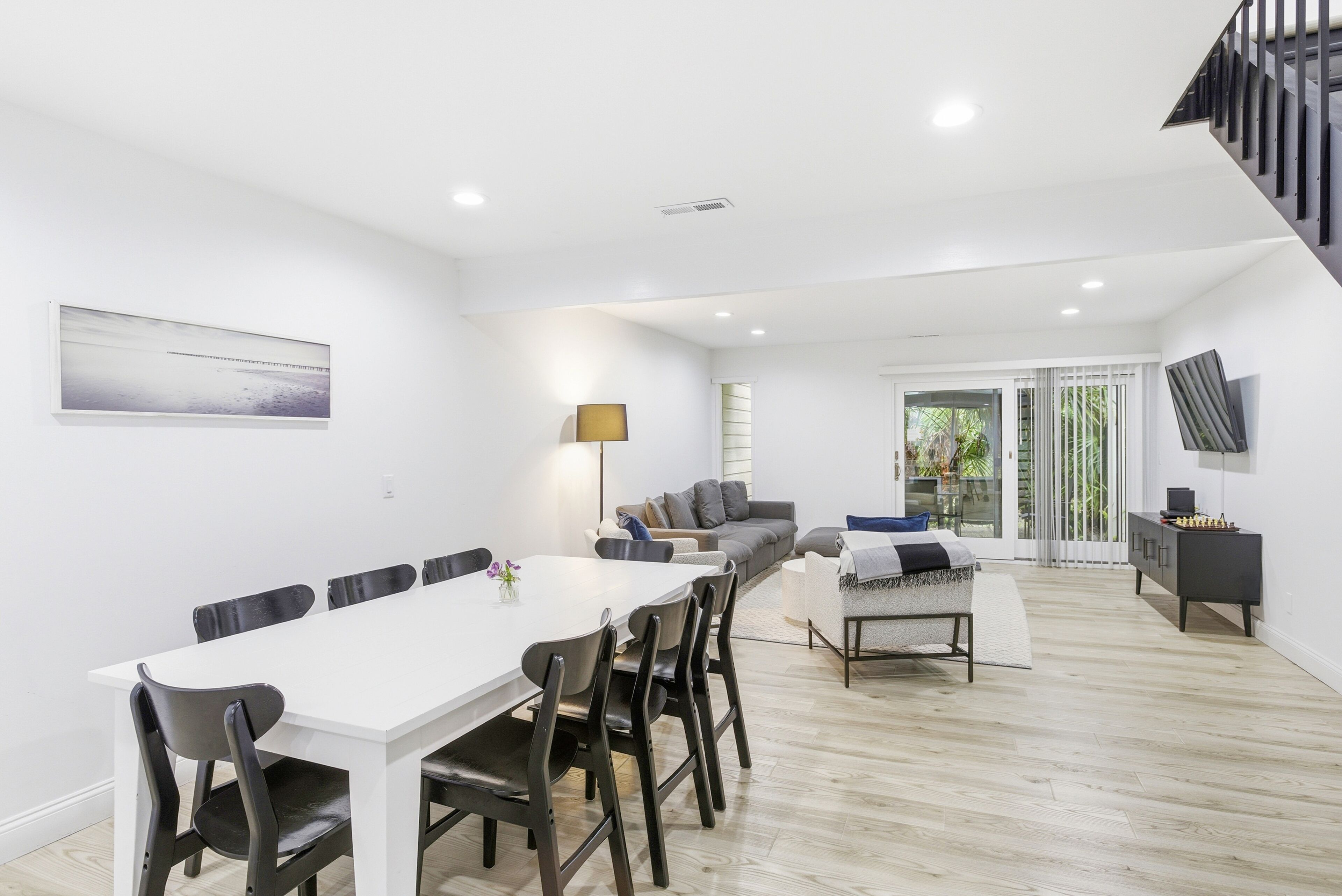 Un intérieur moderne comprenant un coin repas, des sièges et un escalier.