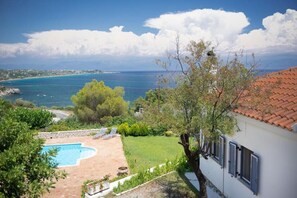 A residential property with a swimming pool, a lawn, and a view of the sea. - Koroni Akrita Residence, Sfaktiria Pooliside Nest (Koroni)