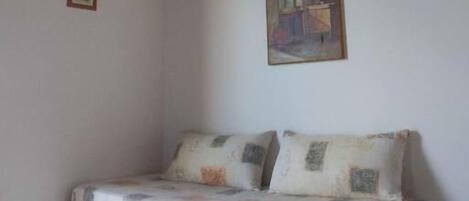 WiFi, bed sheets