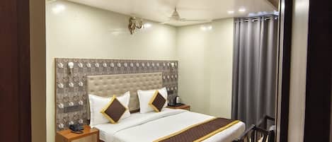 Standard Double Room | Desk, WiFi (free)