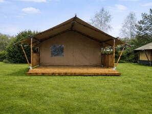 A tent with a wooden deck, a central window, and a simple, functional design. - Wilsumer Berge Resort - Glamfield Lodge 4p by Interhome (Wilsum)