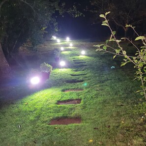 A pathway with evenly spaced lights, surrounded by grass and trees. - Gîte du Hérisson, 40 m², with a garden, near animal parks and Disney, in a quiet location (Pommeuse)