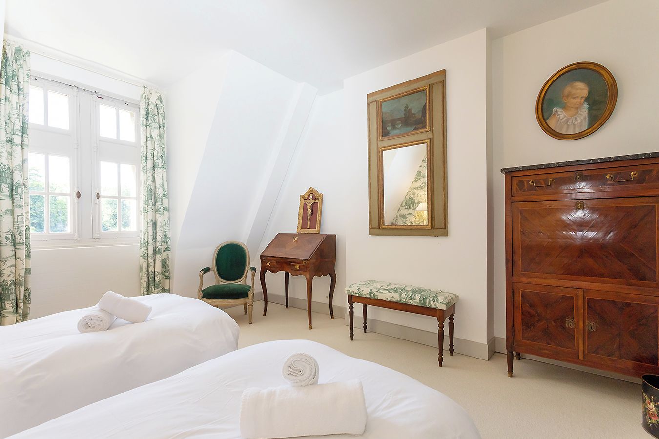 Une chambre d’hôtel avec deux lits, un bureau, une chaise, une armoire et un tableau au mur.