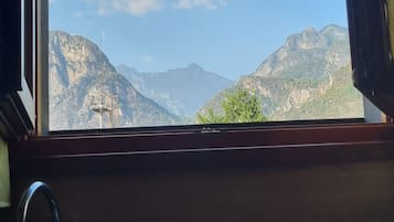 Vista pela janela de uma paisagem montanhosa com um reservatório de água.