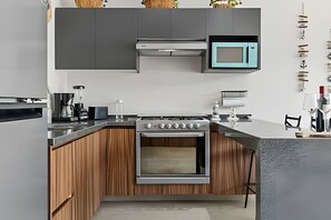 Eine moderne Küche mit Einbauofen, Mikrowelle und Kaffeemaschine.