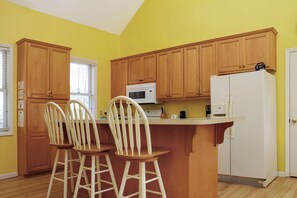 Kitchen Island with Bar Seating - Sunny Daze | Steps to Beach | Community Pool | Pet Friendly (Indian Pass)