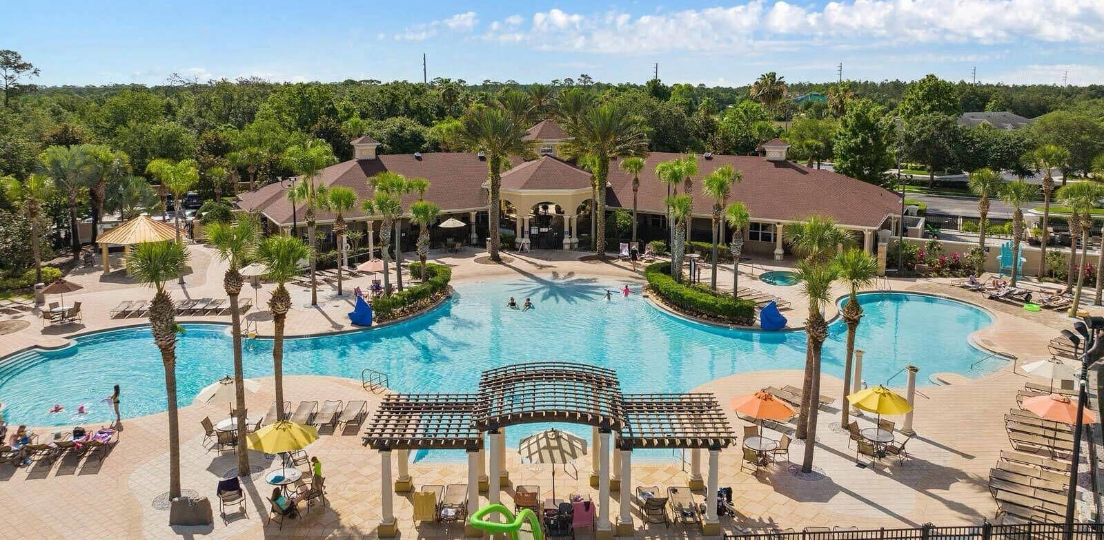 Een resort met een groot centraal zwembad, meerdere kleinere zwembaden en buitenzitgedeeltes.