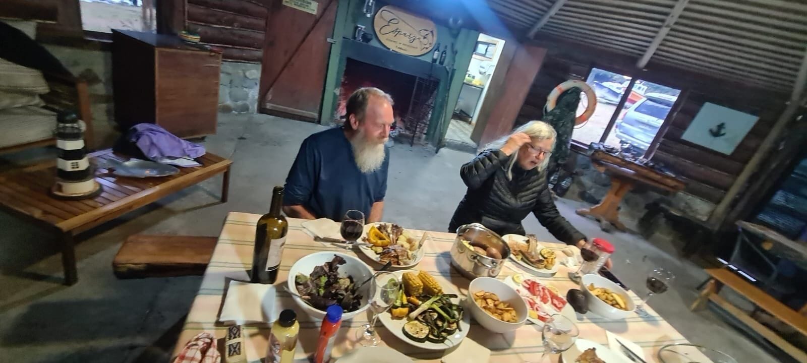 Un'area pranzo rustica con mobili in legno e diversi piatti su un tavolo.
