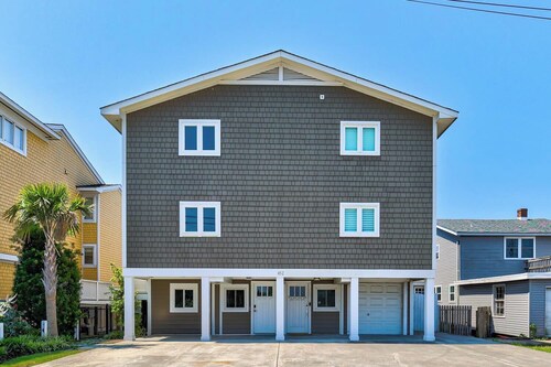 Harbor Island Retreat: Pet Friendly Waterfront 4BR with Boat Slip