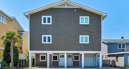 Harbor Island Retreat: Pet Friendly Waterfront 4BR with Boat Slip