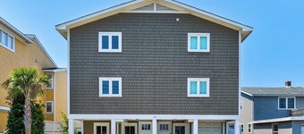 Harbor Island Retreat: Pet Friendly Waterfront 4BR with Boat Slip